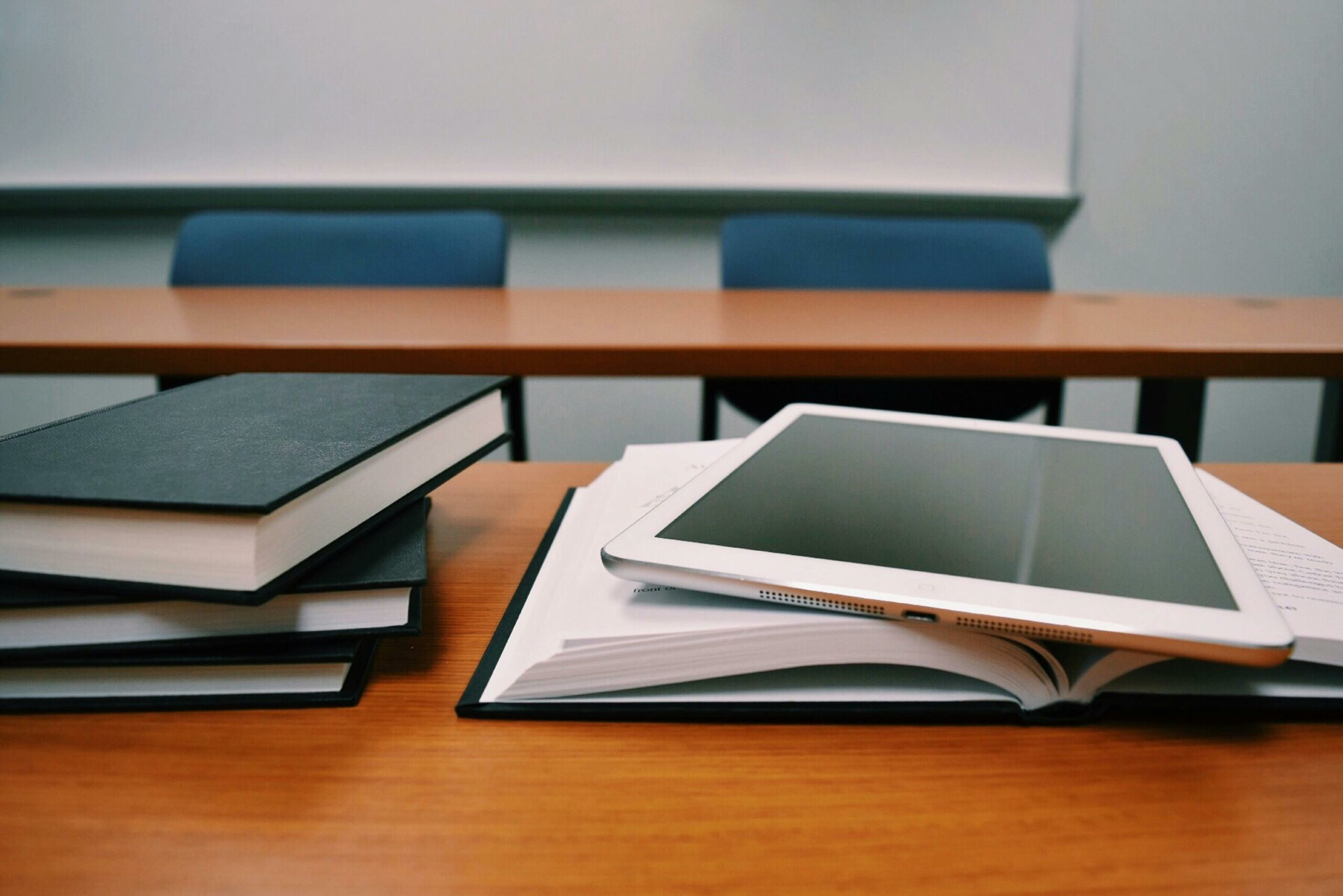 pille de livre sur un bureau